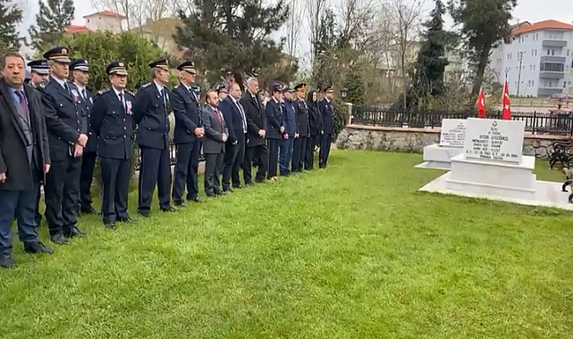 ŞEHİT KABİRLERİNE KARANFİL BIRAKILDI