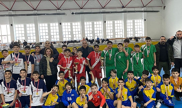 Küçük erkekler hentbol müsabakaları tamamlandı
