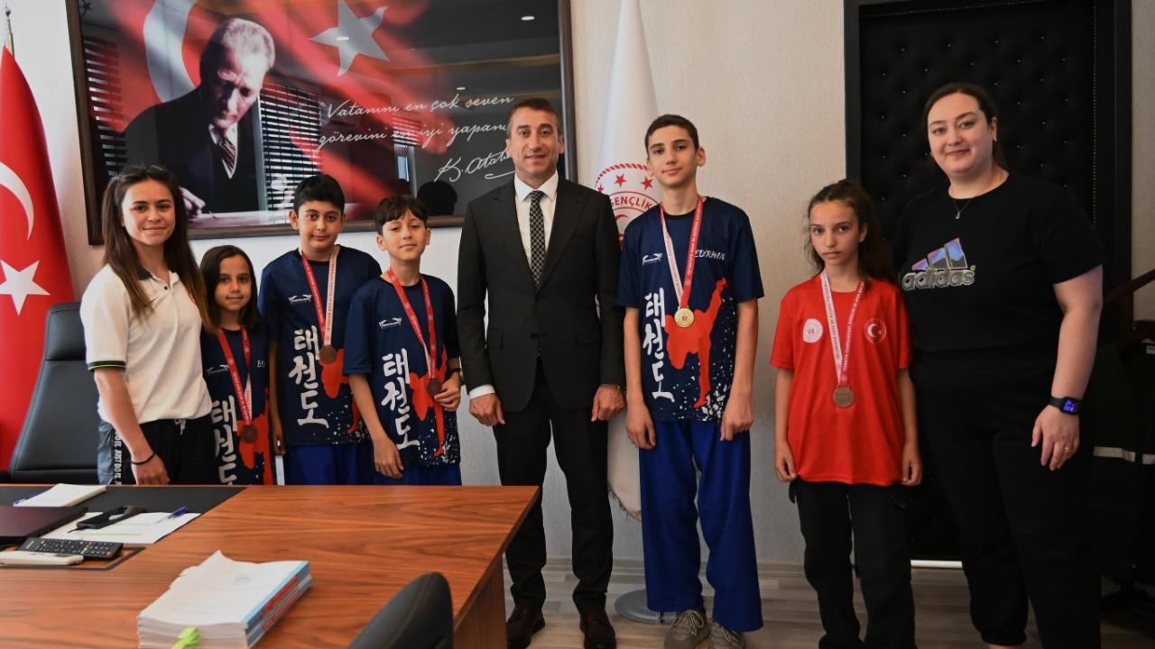 Başarılı sporculardan Akkaş'a ziyaret