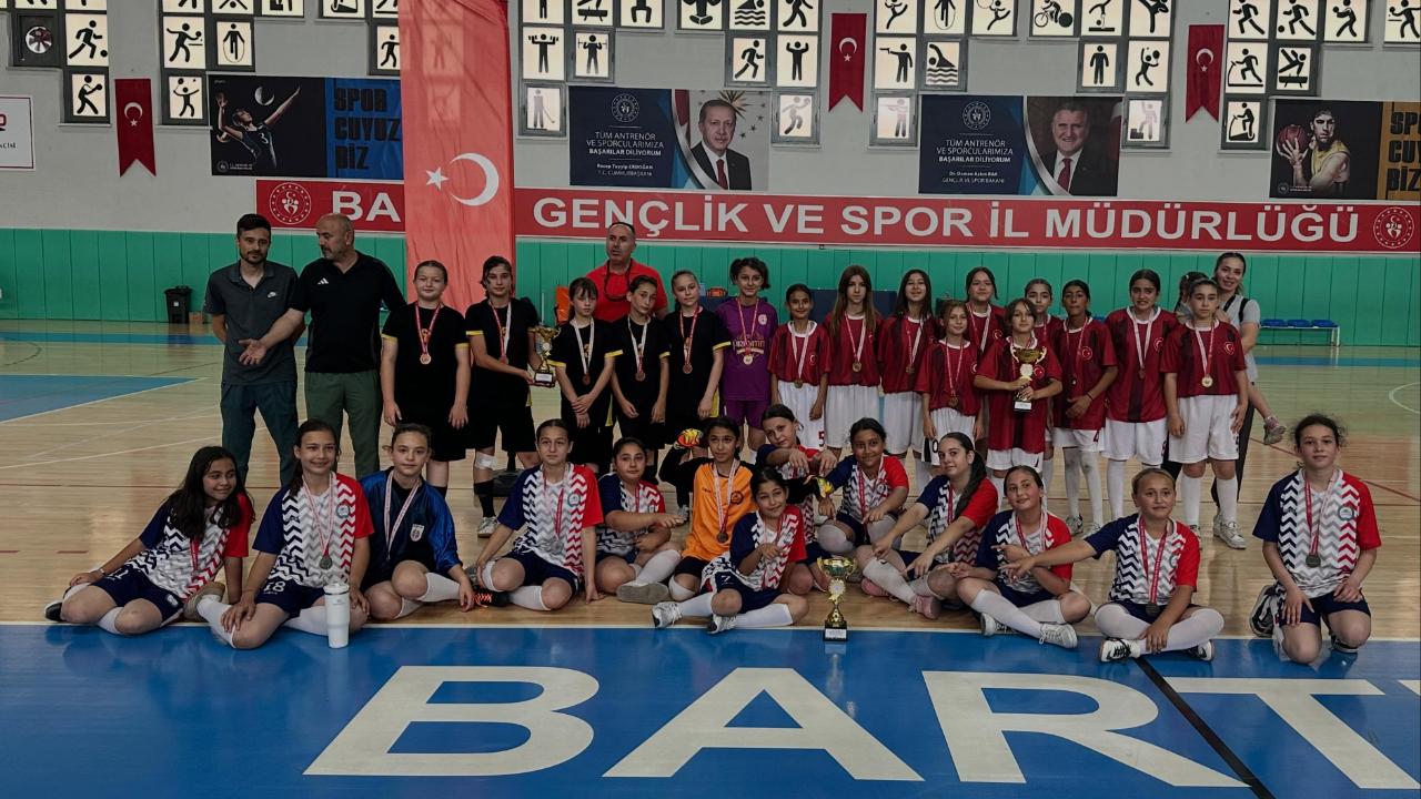 Futsal Kızlarda EllibaşOrtaokulu 1.oldu