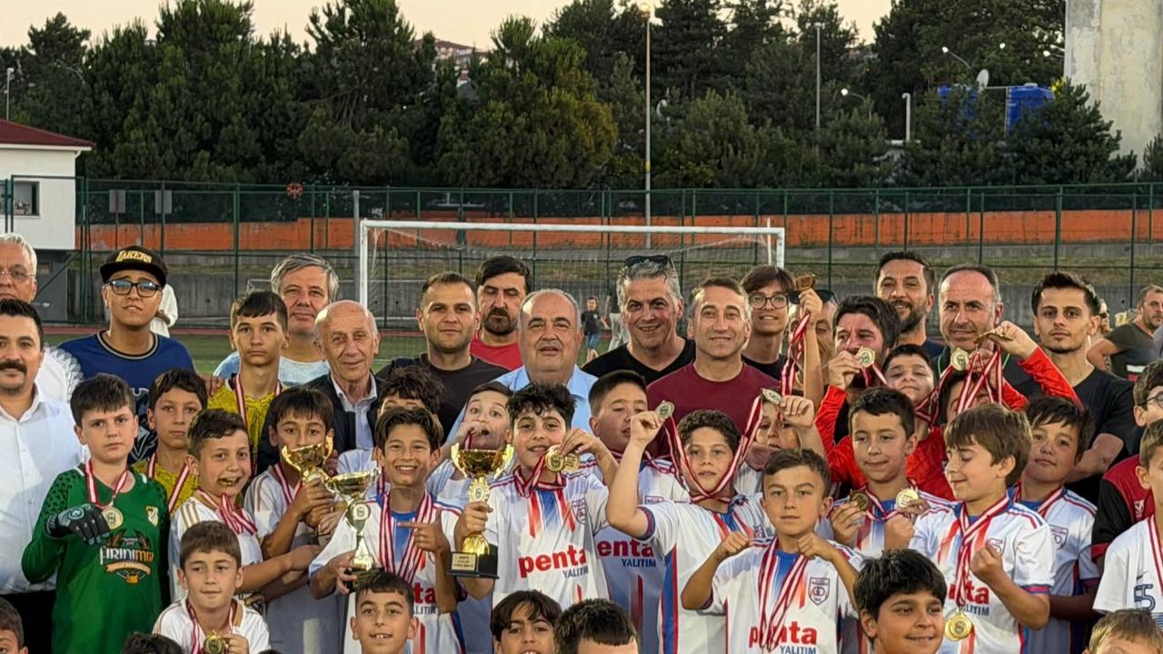 Milletvekili Aldatmaz Miniklere Kupa Verdi