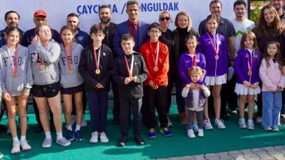 Tenis grup müsabakaları nefes kesti