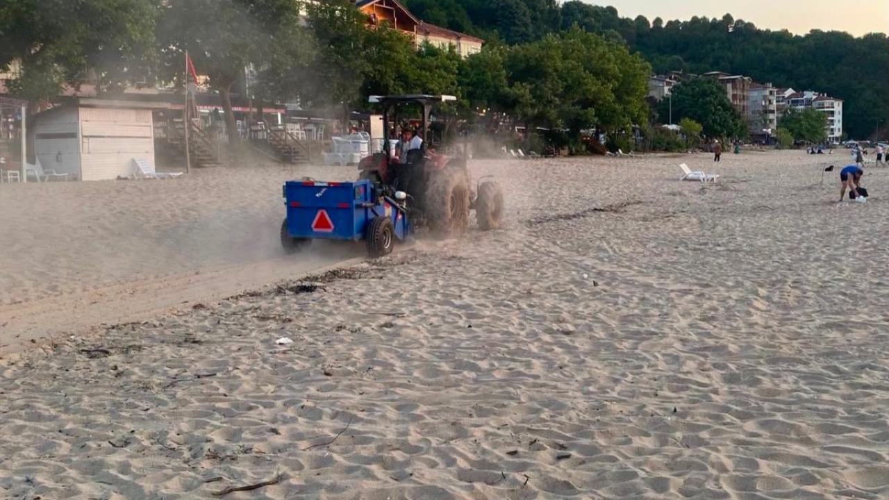 Sahil kumları temizlendi