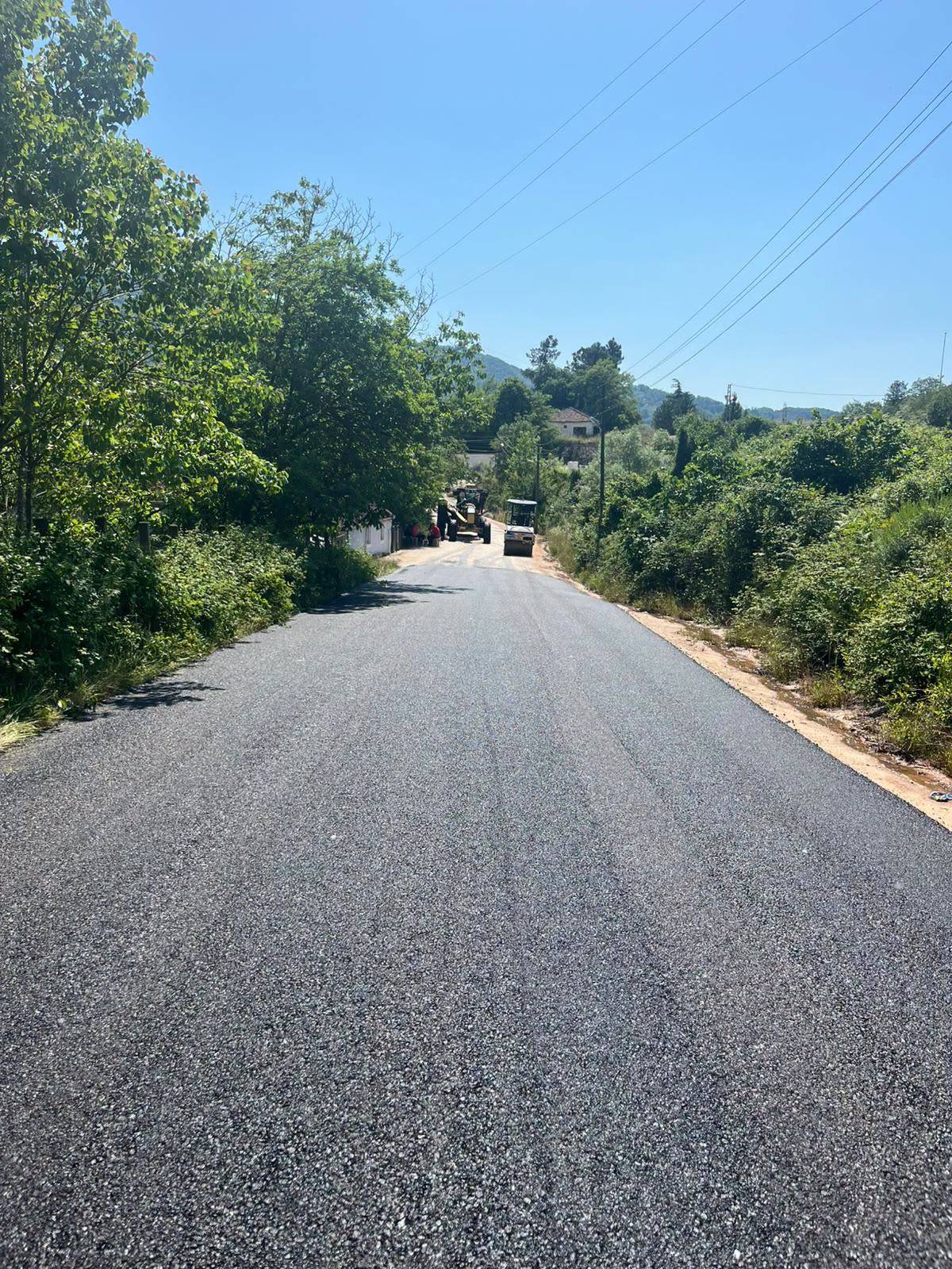 Bir köy daha sıcak asfalta kavuştu!