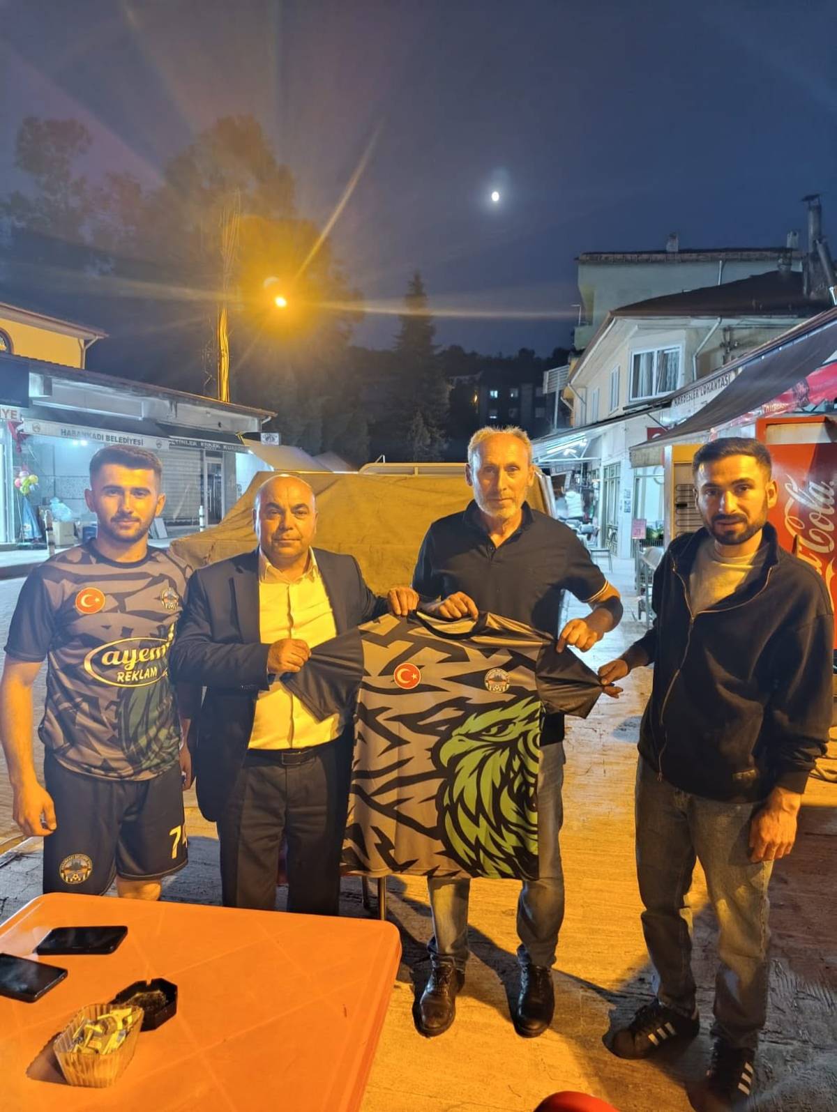 Başkan Emiroğlu'na Forma Hediye Edildi