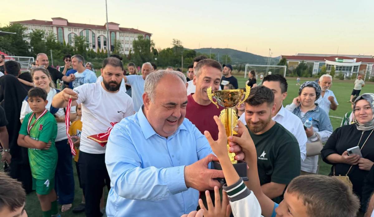 Milletvekili Aldatmaz Miniklere Kupa Verdi