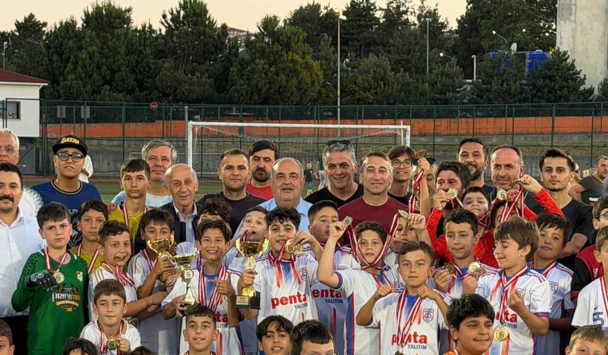 Milletvekili Aldatmaz Miniklere Kupa Verdi