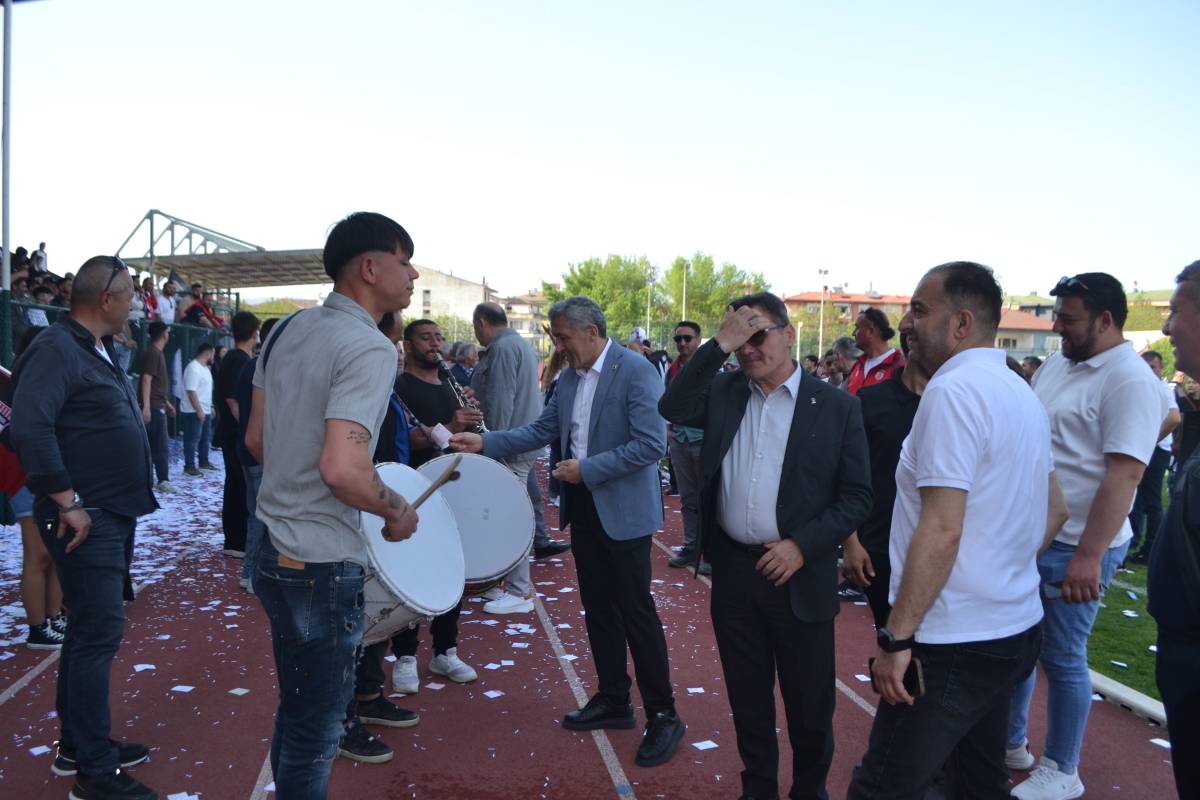 BİRİ TAKTI BİRİ BAKTI