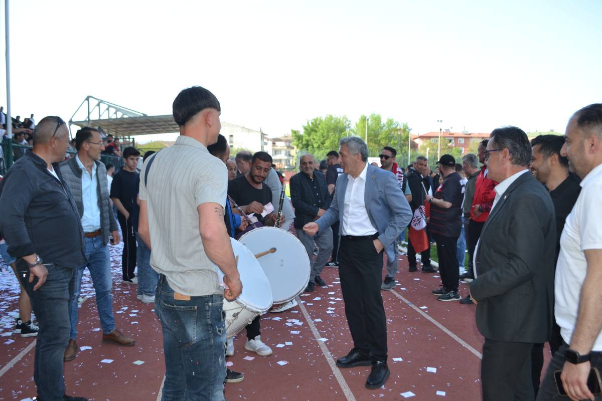 BİRİ TAKTI BİRİ BAKTI