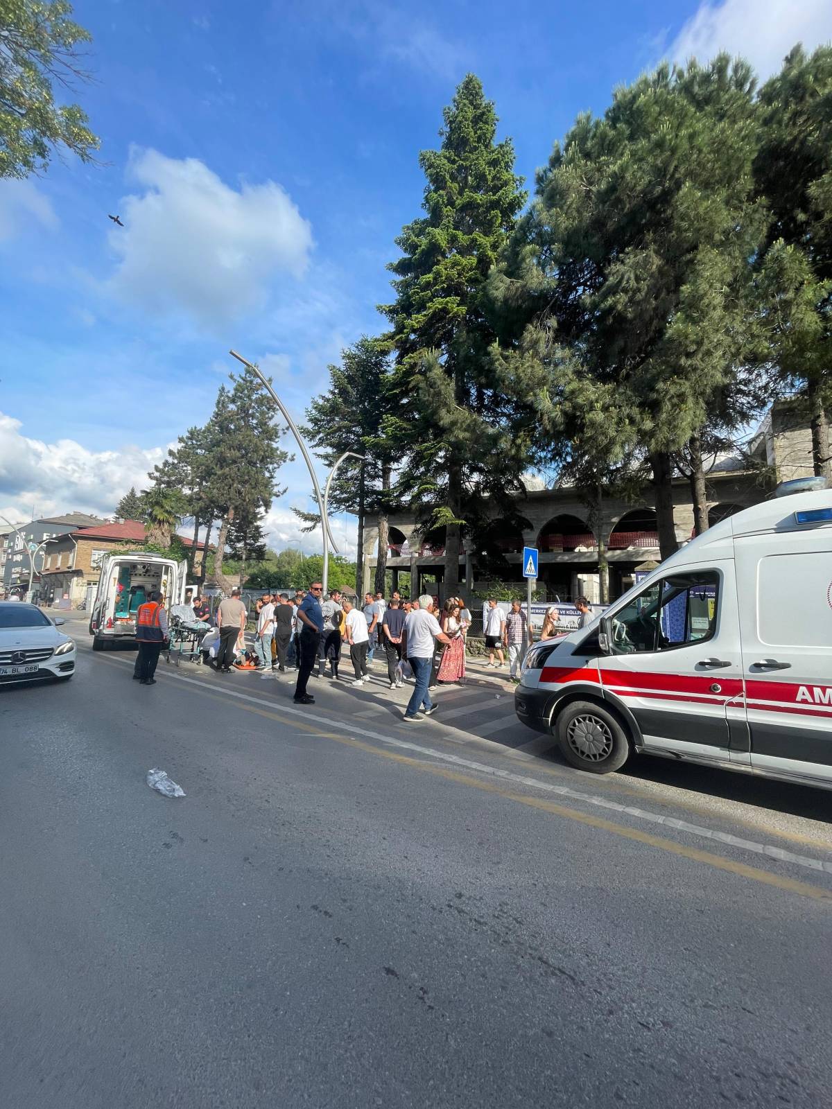 Motosiklet sürücüsü yayaya çarptı