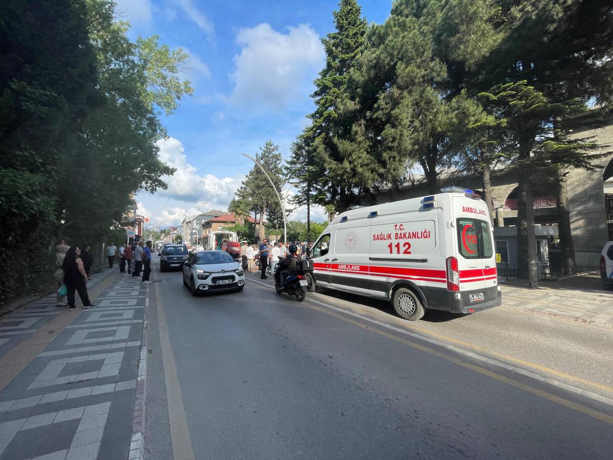 Motosiklet sürücüsü yayaya çarptı