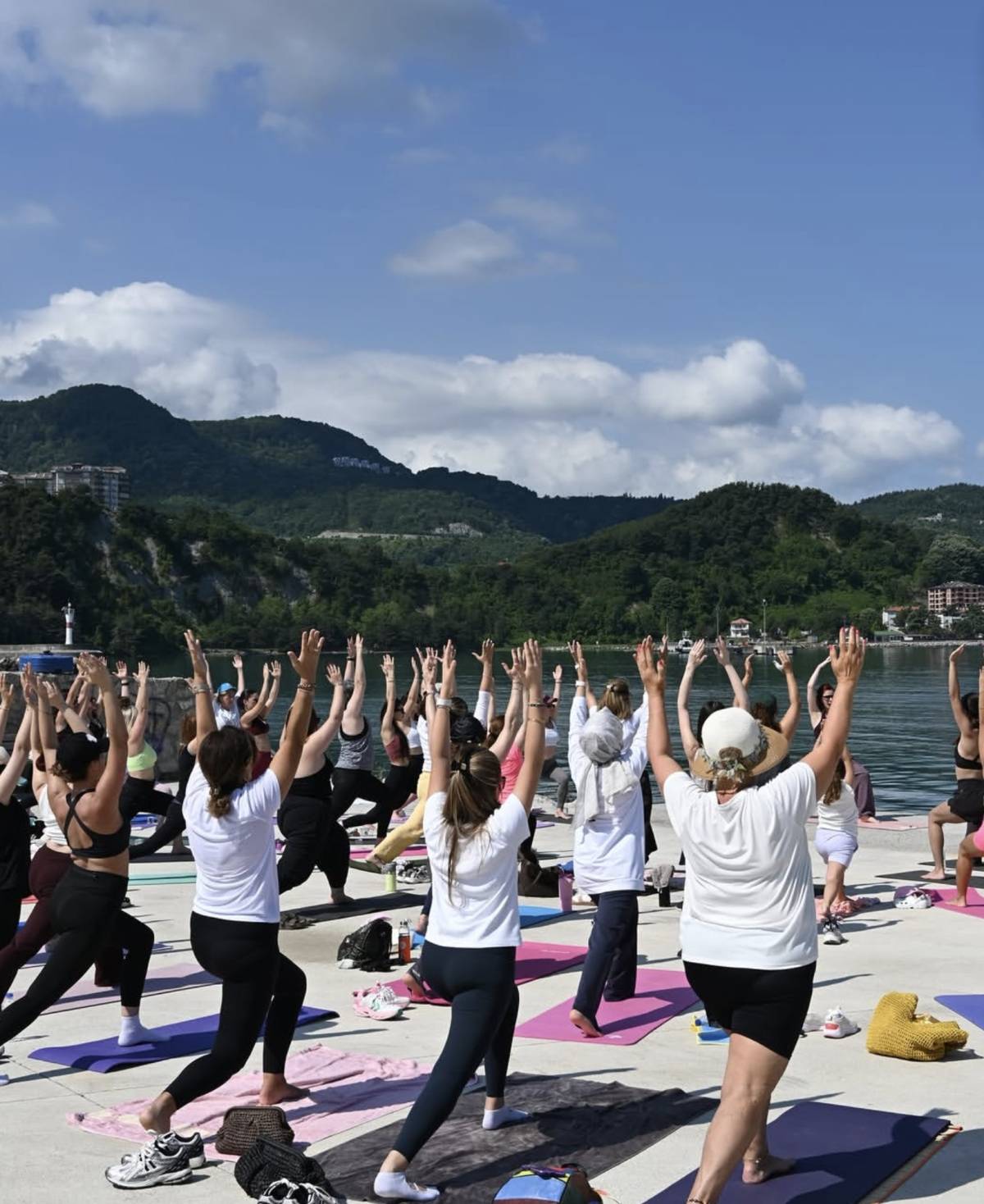 Denize karşı yoga yaptılar