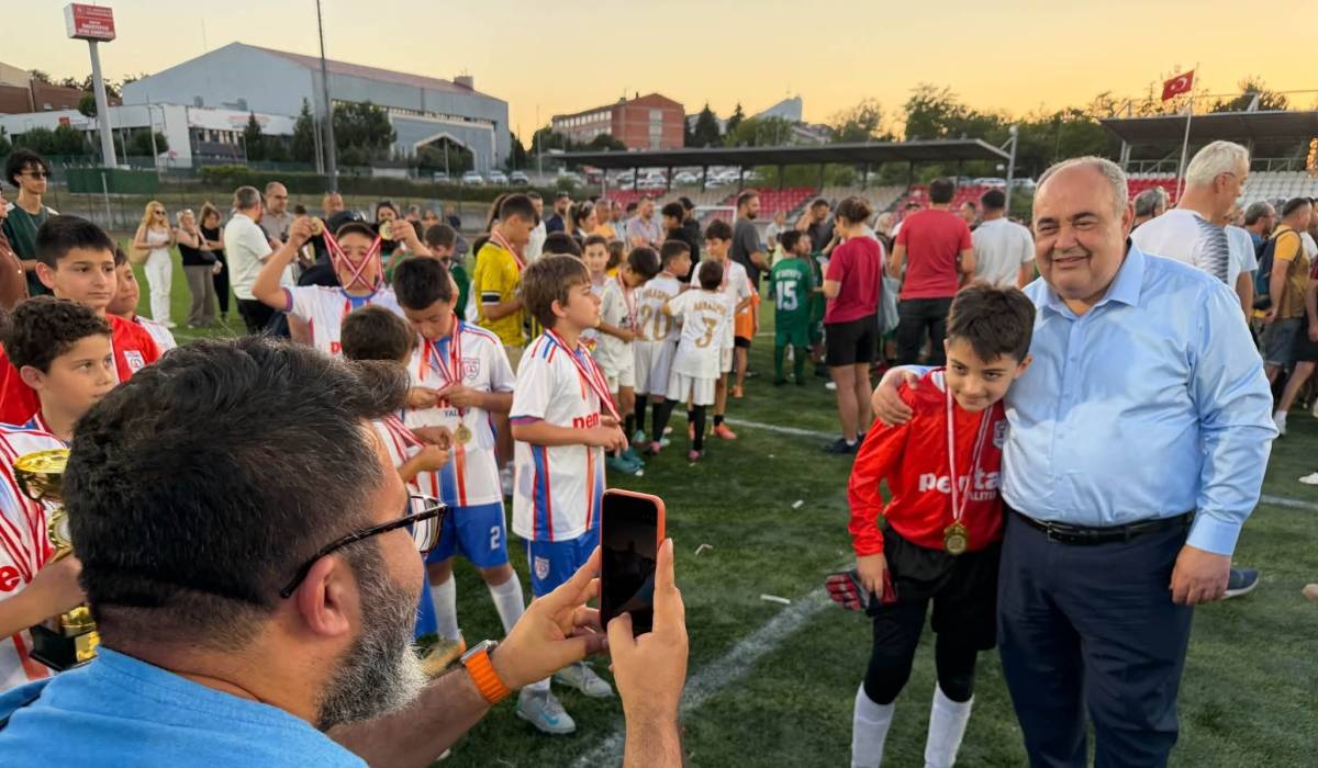 BU SEVGİNİN TARİFİ YOK!